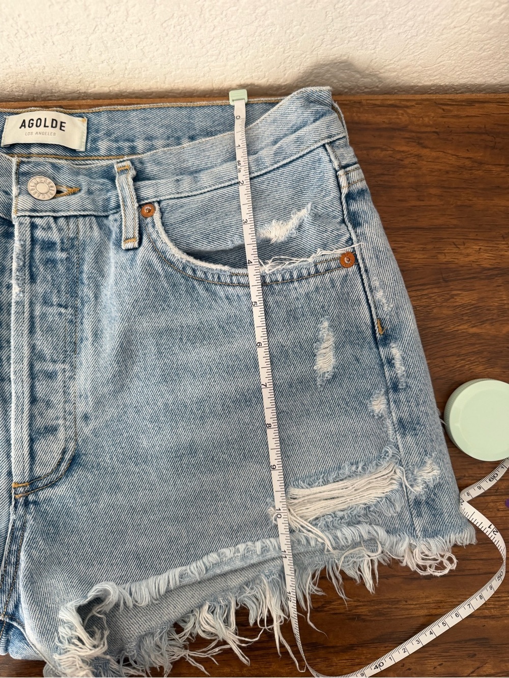 Agolde PARKER VINTAGE CUT OFF SHORT IN SWAPMEET size 28 - Picture 8 of 9